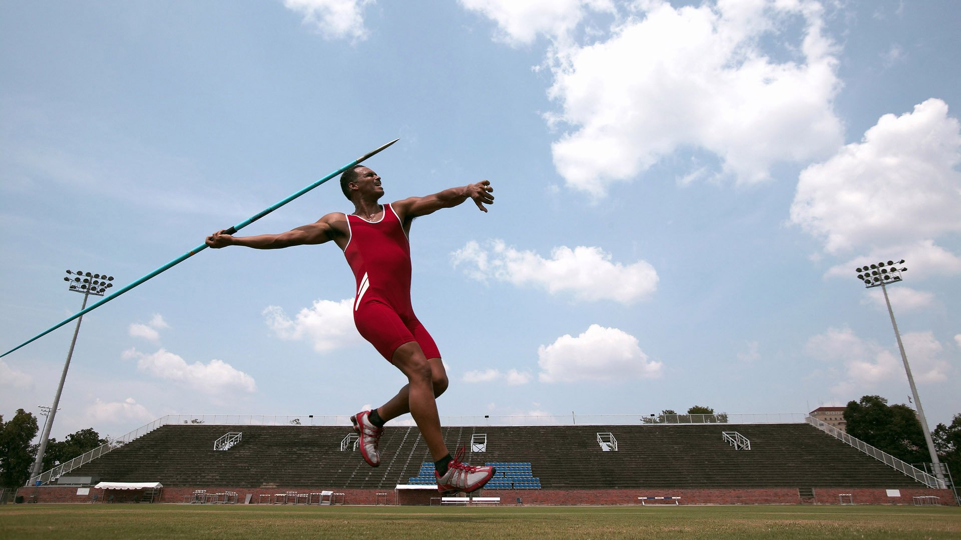 “快艇冲浪：东三叉湖赛场迎来极限水上运动的热潮”